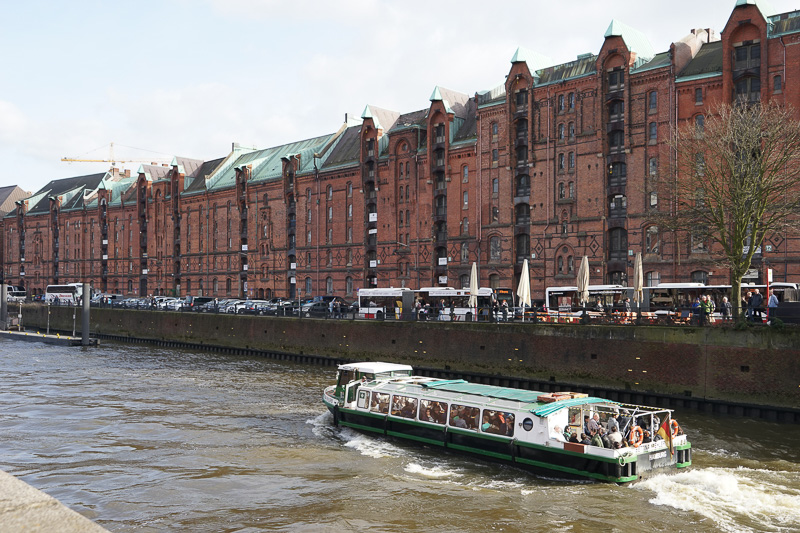 運河に沿って立ち並んでいるので、観光用ボートも頻繁に行き来している