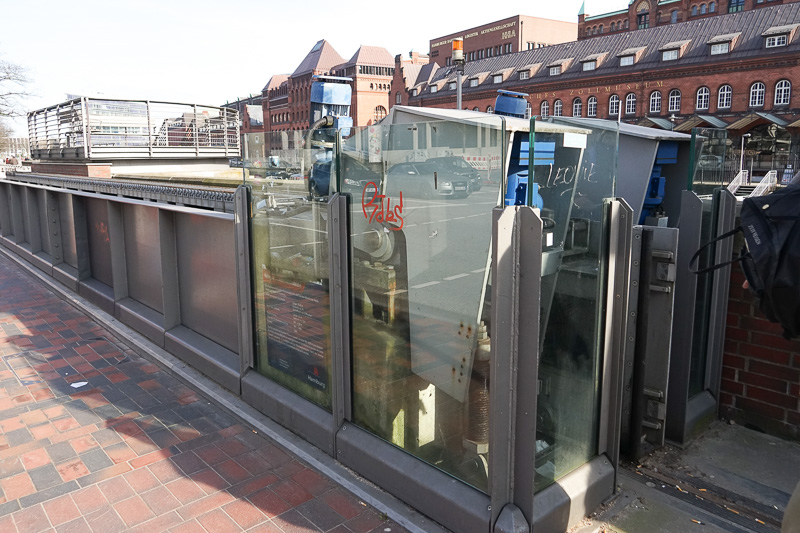 市街地は過去に何度か、水害の被害にあっている。堤防となる部分の橋に付けられた可動式防波堤