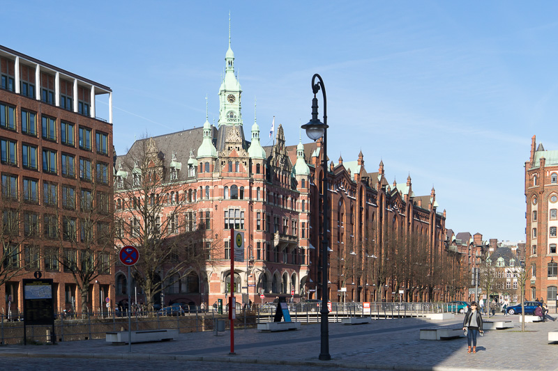 遠景で眺めたところ。上部の装飾が教会のようで特徴的