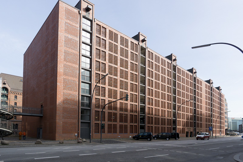 倉庫街の中間にある大きな駐車場も、赤レンガの作りに合わせたデザインで統一感がある