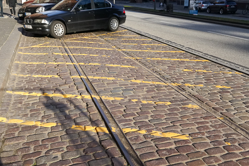 一部駐車スペースで使われている部分は、現在は使われていない線路があった