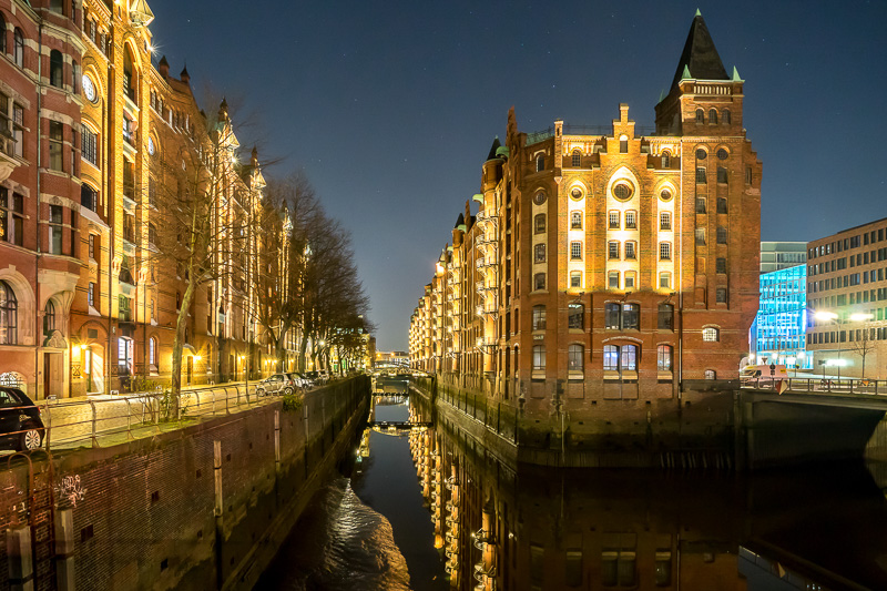 運河は夜になると、美しくライトアップされる