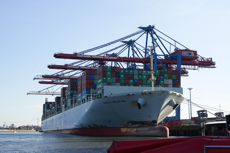 貿易港なので巨大なコンテナ船とクレーンがもちろんある