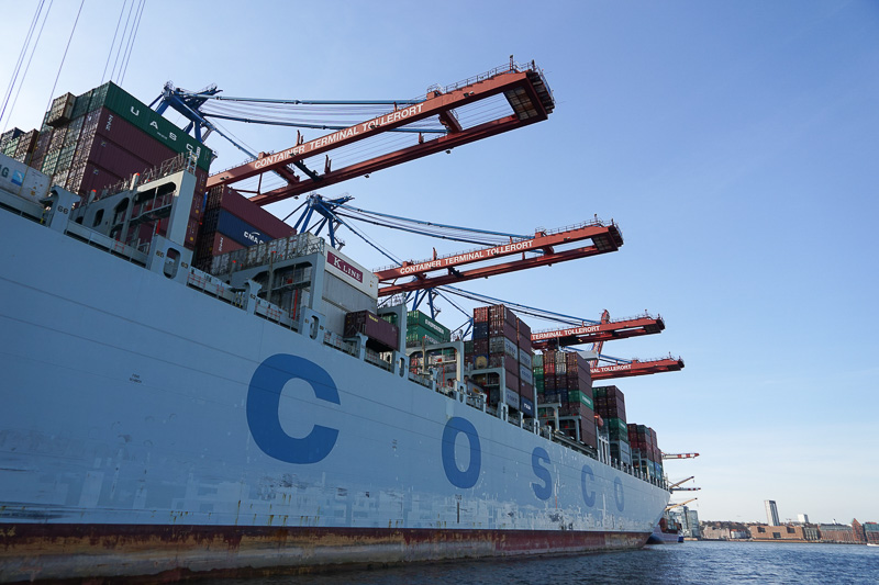 貿易港なので巨大なコンテナ船とクレーンがもちろんある