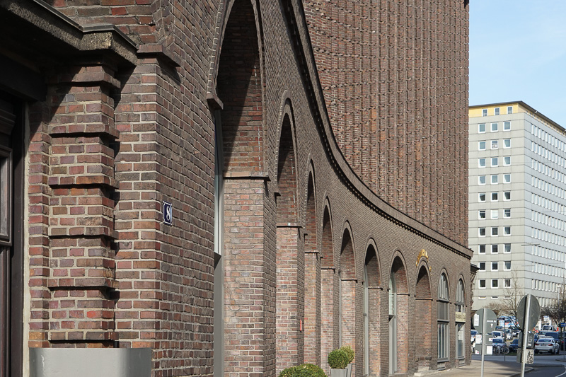 壁面は優雅にカーブを描く部分もある