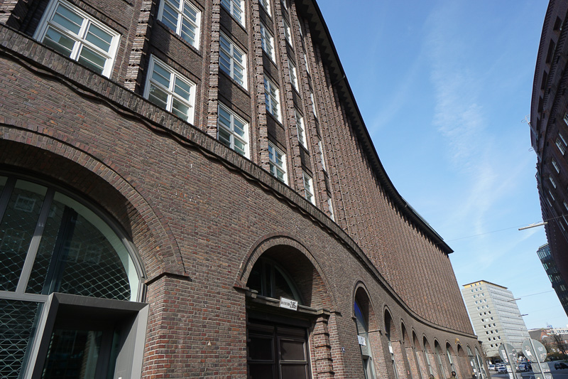 カーブを描く外壁を見上げる