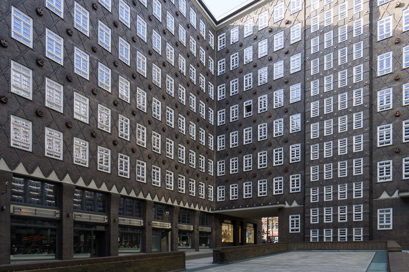 中庭が大きく、より整然としている