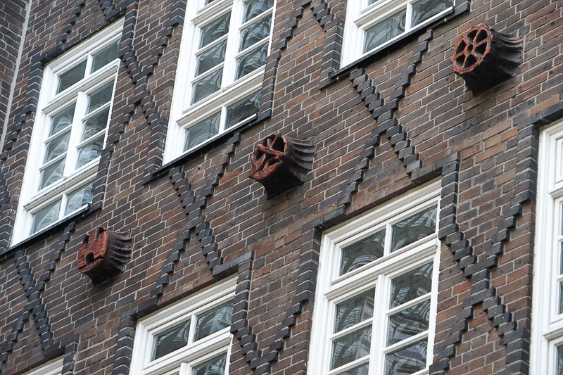 さまざまなタイプのオフィスを表わす紋章が飾り付けられている