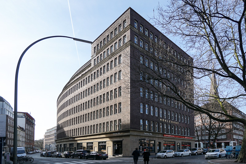 すぐ近くにあるオフィスビル。こちらは装飾をシンプルにしたバウハウス建築の影響が見られる