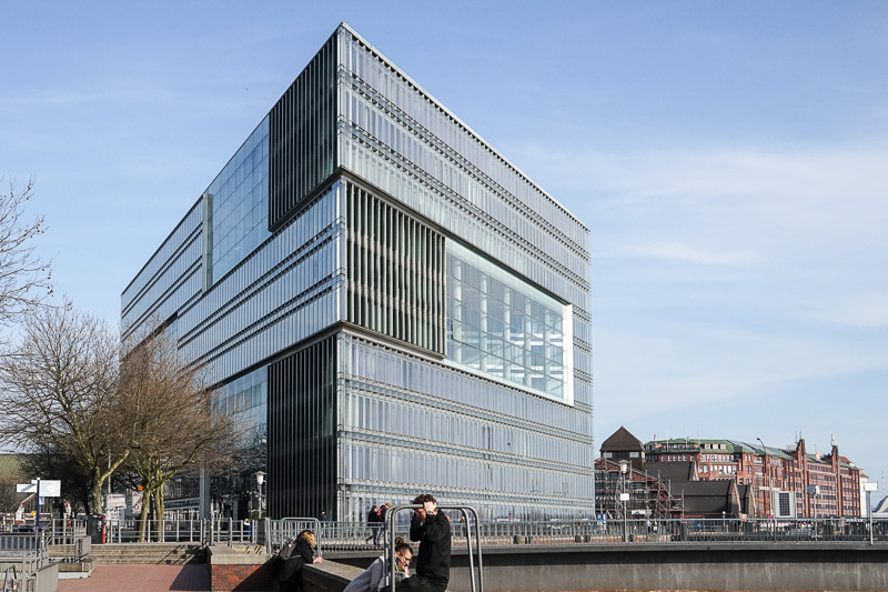 近くには近代のモダンな建築物も多く、新旧の対比が楽しめる。「Deichtor Center」というビジネスセンター