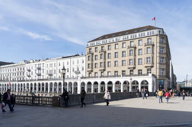 内アルスター湖と通りをはさんだショッピングアーケードのアルスターアルカーデン。白いアーケードがまぶしい