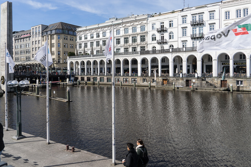 そばには運河があり、イタリアのベニスを思わせる。まったりとした散歩にはうってつけ