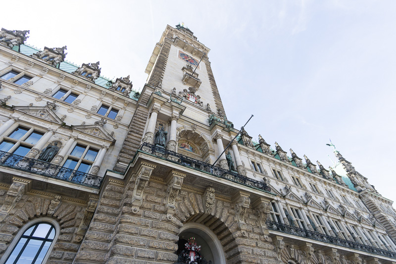 ハンブルク市庁舎は、高さが112mあるネオルネサンス様式の豪華で重厚な建築物。内部はツアーに申し込むと見学できる