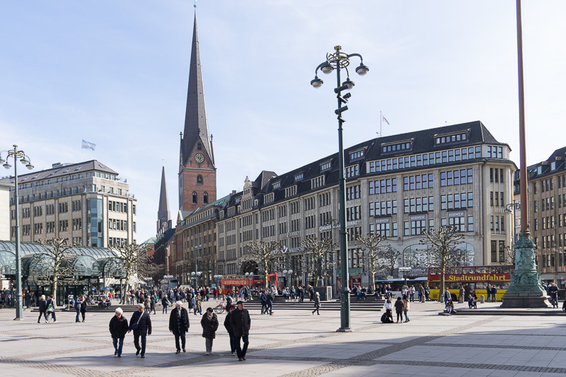 ハンブルク市庁舎前の広場から「聖ペトリ教会（St. Petri）」方面を望んでいる