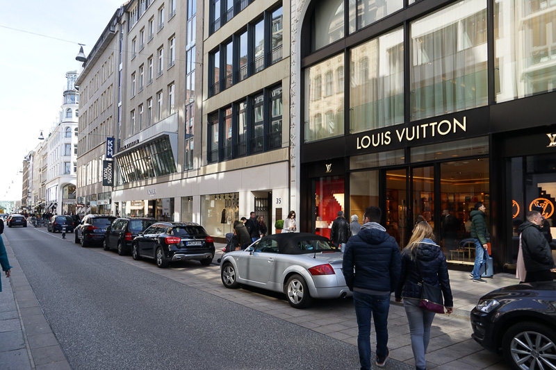 有名な高級ブティック、時計店などが軒を連ねている