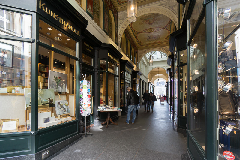 周辺には、パサージュ（passage）と呼ばれる、ショップが並んだ小径があちこちにある