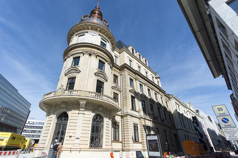 ノイアーヴァルのアルスター湖とは反対方向付近には、モールを建設中