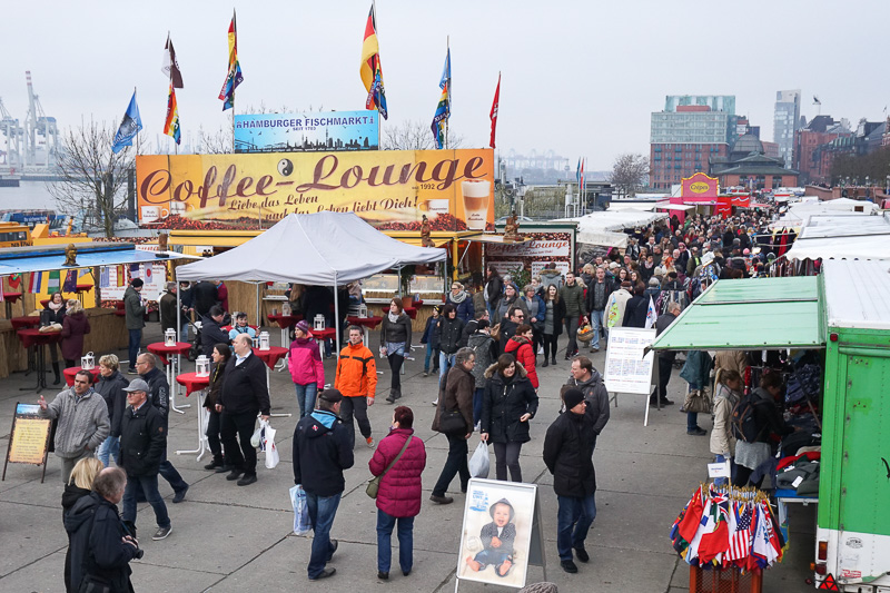 日曜日の朝に開催されるフィッシュマルクトの会場。多くの人で賑わう