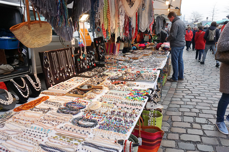 お土産になりそうなアクセサリーも