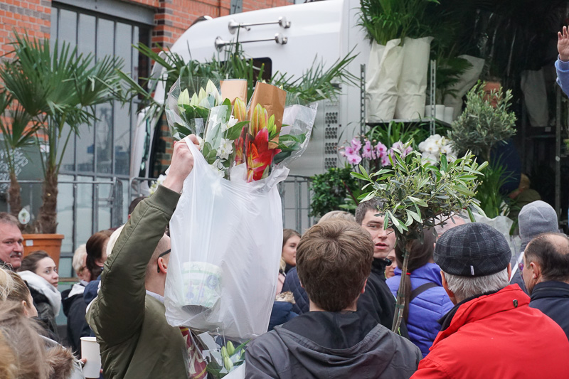 男性の若者が大量に買っていた