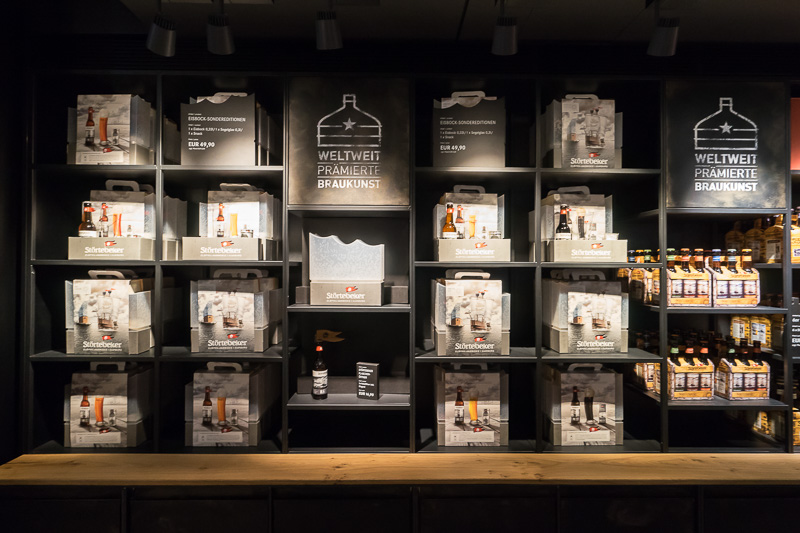 ビールやグラスを購入できる。エルプフィルハーモニーがデザインされたロゴやケースなども