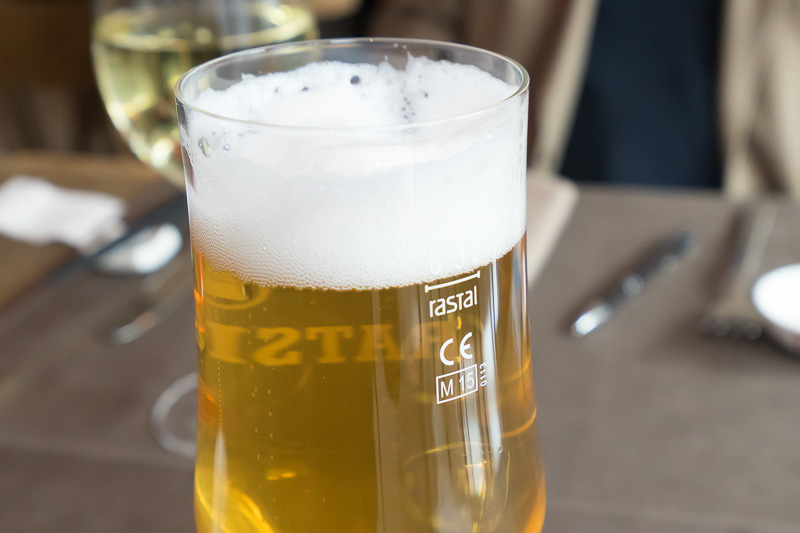 ドイツでは、ビールをグラスに注ぐ分量に決まりごとがあるそうで。グラスには量を示すラインが必ずある。泡がラインより下ではいけない