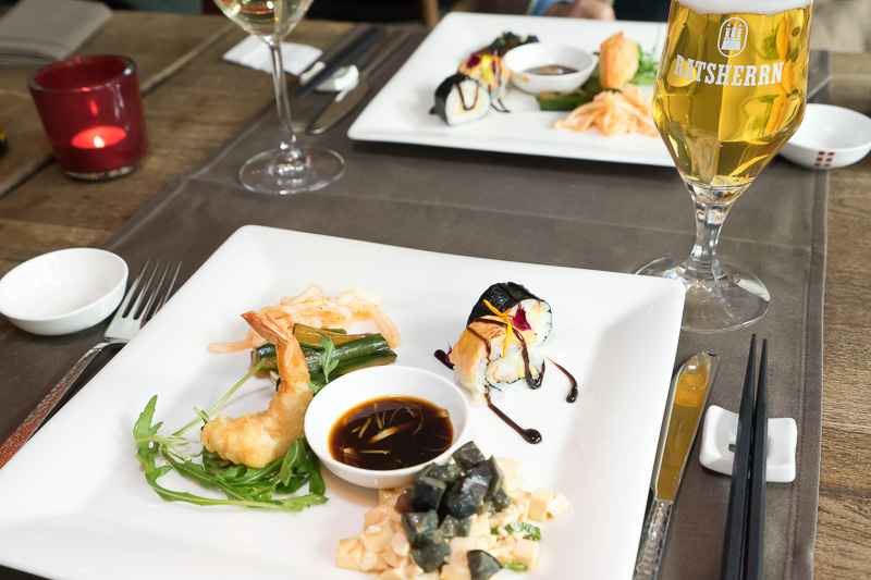 今回のメニューはスモールメニューというもの。前菜の盛り合わせ。天ぷらや巻き寿司風のものが並ぶ