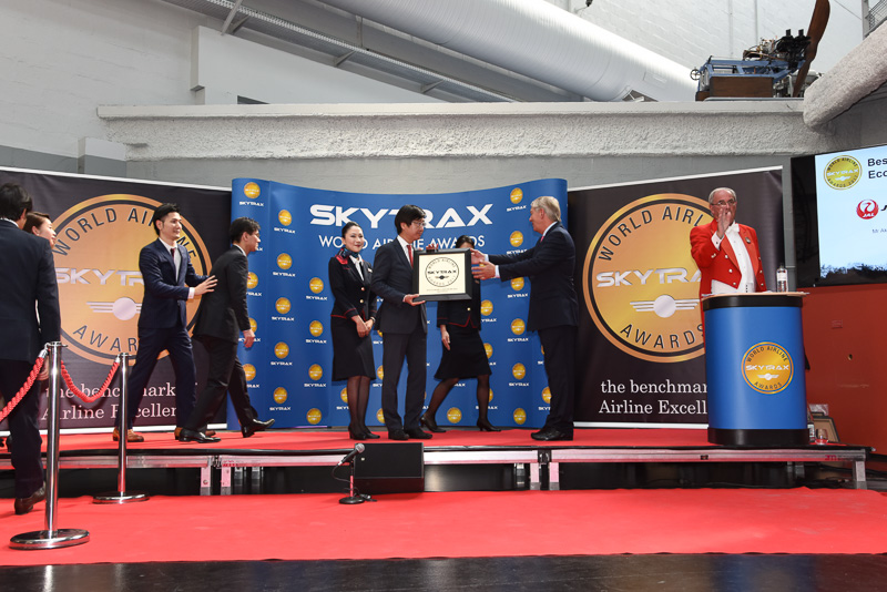 賞が発表され、壇上に登壇。記念撮影に応える