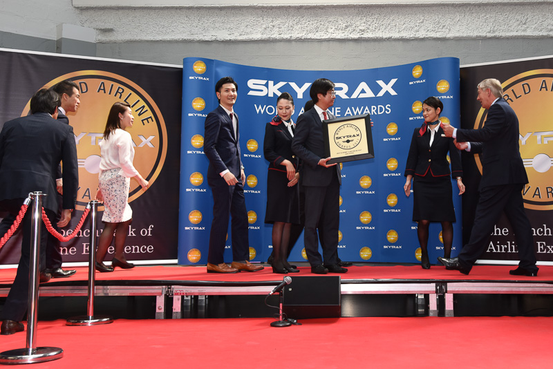 賞が発表され、壇上に登壇。記念撮影に応える