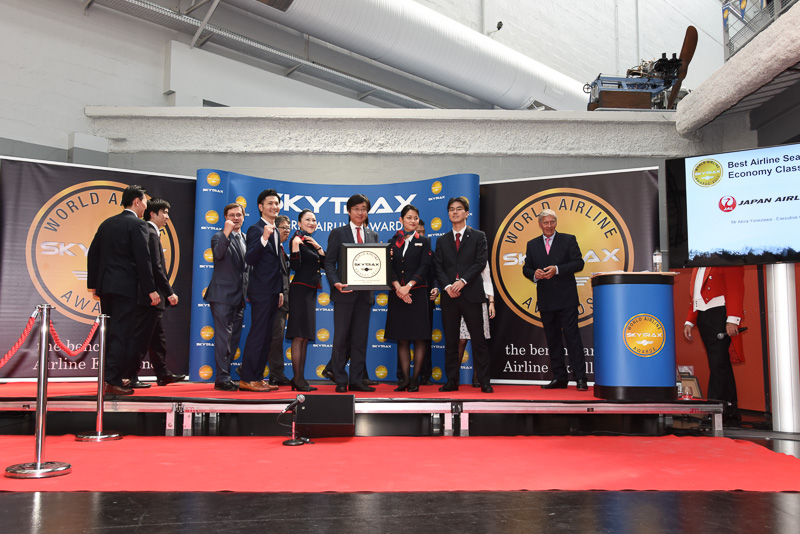 賞が発表され、壇上に登壇。記念撮影に応える