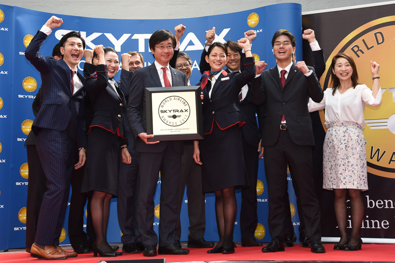 賞が発表され、壇上に登壇。記念撮影に応える