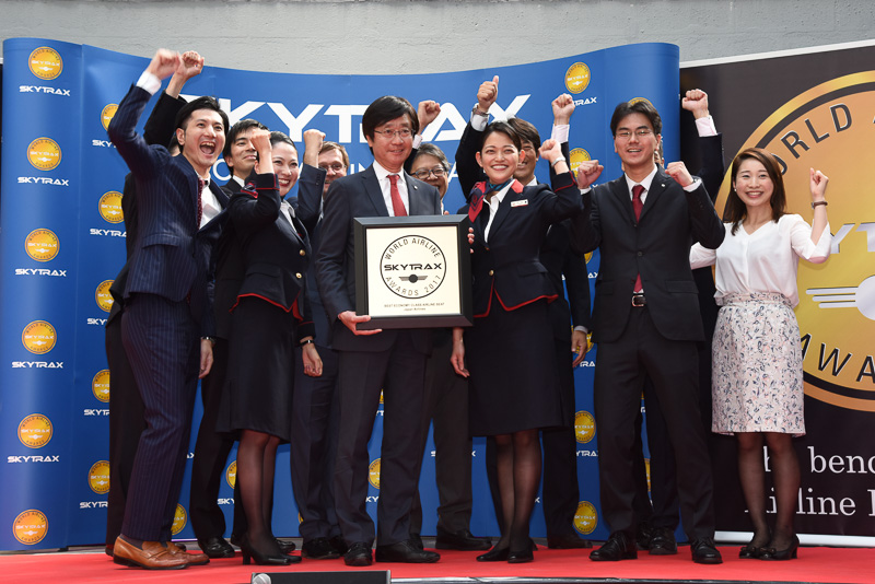 賞が発表され、壇上に登壇。記念撮影に応える