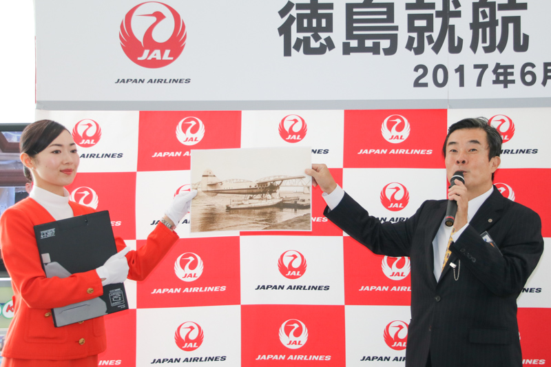 以前の制服を着用したCAと約60年前の写真を紹介