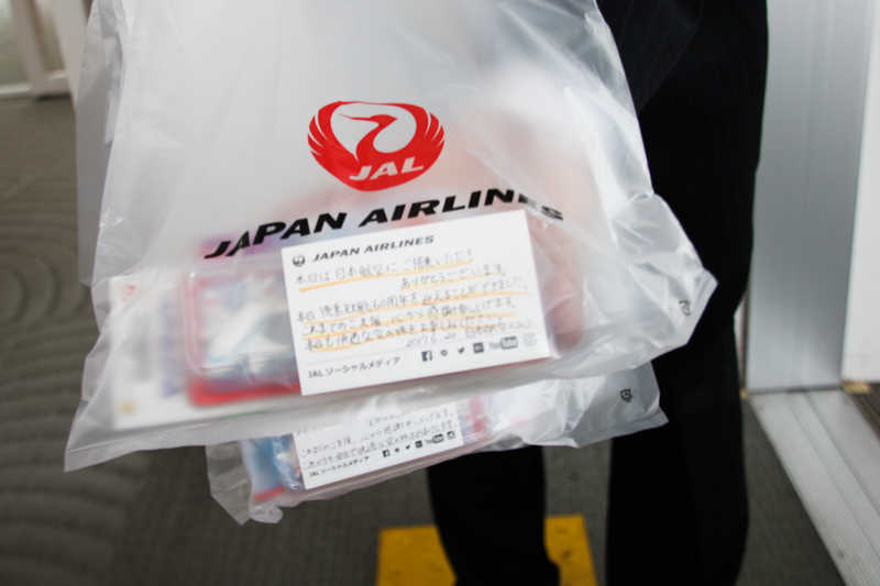 手渡された記念品。乗客全員分の手書きのメッセージカードが添えられている