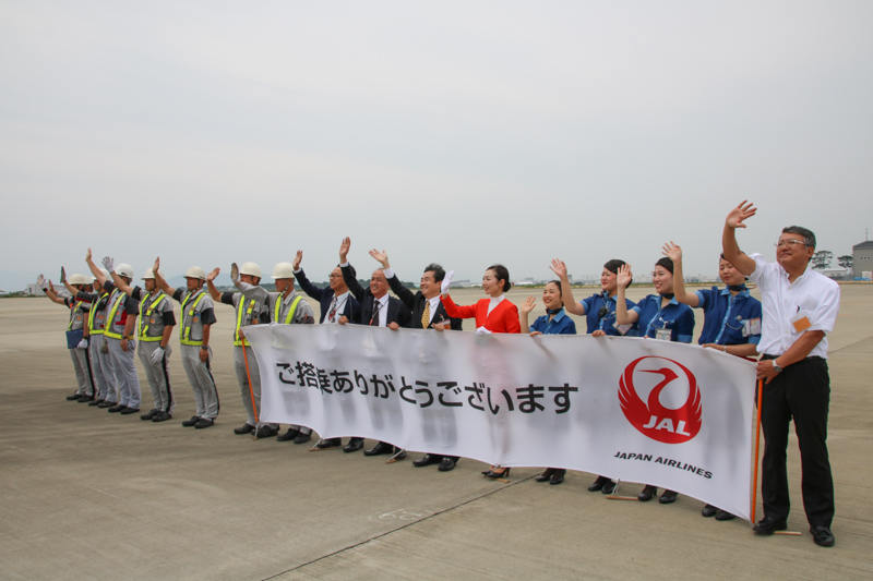 風が強い日だったが、横断幕を掲げて見送った