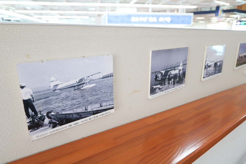 展望ホールへ向かう通路にも説明が付いた写真が展示されている