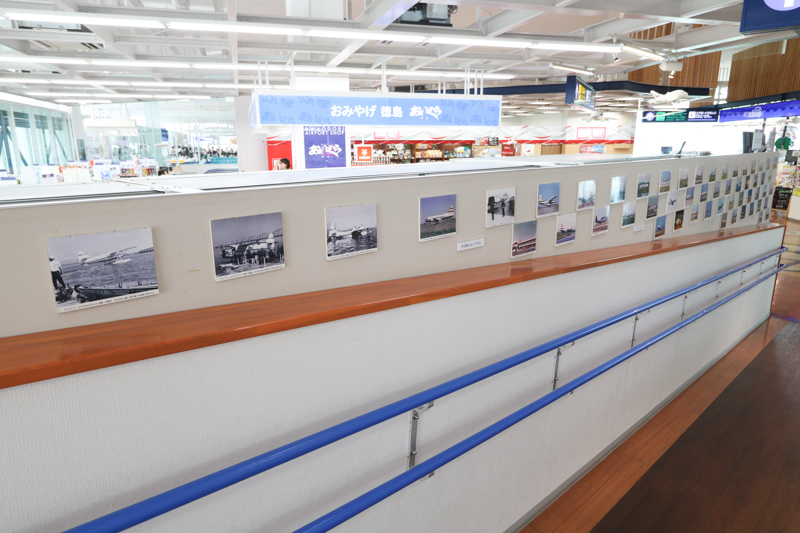 展望ホールへ向かう通路にも説明が付いた写真が展示されている