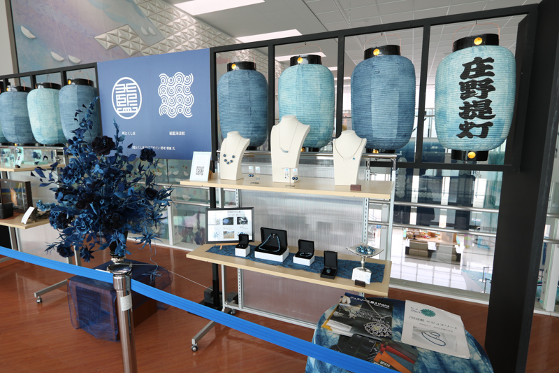 出発ロビーには阿波藍の展示コーナーもある
