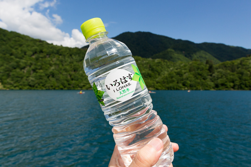 「い・ろ・は・す 天然水」と採水地の上流にある桂湖