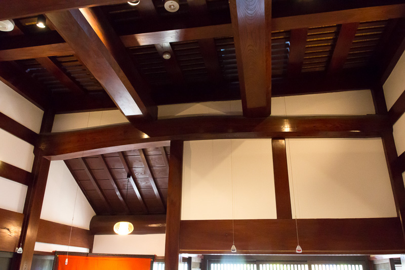 店は築120年の古民家を改装したもので、太い梁や背の高い鴨居で結ばれたワクノウチ造りとなっている