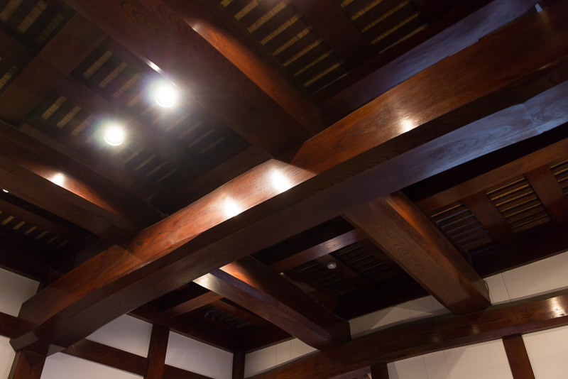 店は築120年の古民家を改装したもので、太い梁や背の高い鴨居で結ばれたワクノウチ造りとなっている