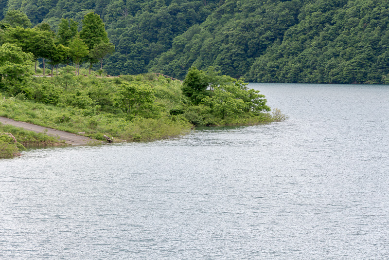 現在はほぼ満水の状態で、深さは50～100m。今年は残雪が多く、5月下旬にようやくオープンできたそうだ