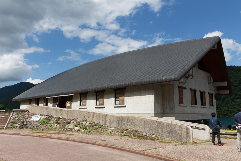 湖畔にはビジターセンターがあり、カヌーの貸し出しを行なっている。建物内には周辺の動植物や地形が学べる展示コーナーもある。また、施設の脇には宿泊できるコテージが3棟ある