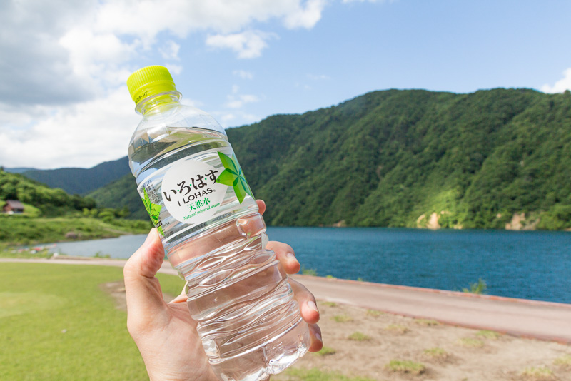 名水が生まれる大自然のなか、グビグビと一服させてもらう至福のひととき