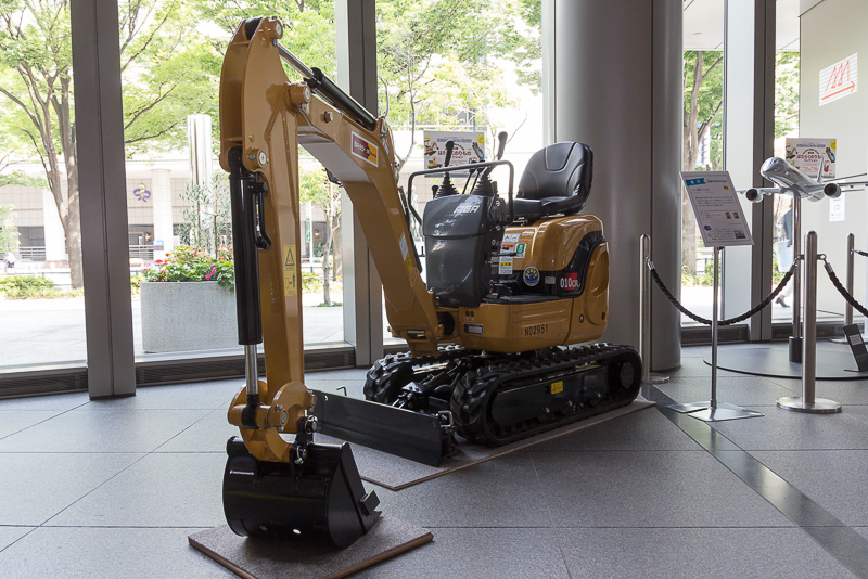 日本キャタピラーのミニ小型油圧ショベル「FIGA 010 CR」。小型で小回りがきく建設機械で、価格は200万円。馬力は定格出力で17.5kw（23.8PS）