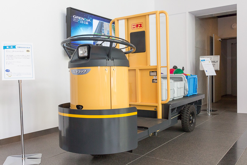 ニチユ三菱フォークリフトのターレー「エレトラック HT10F-70B-159」。市場で走り回っている小型トラックで、小回りがきく