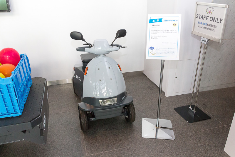 後ろに荷台をつなげて牽引する小型車。400kgまで運べる