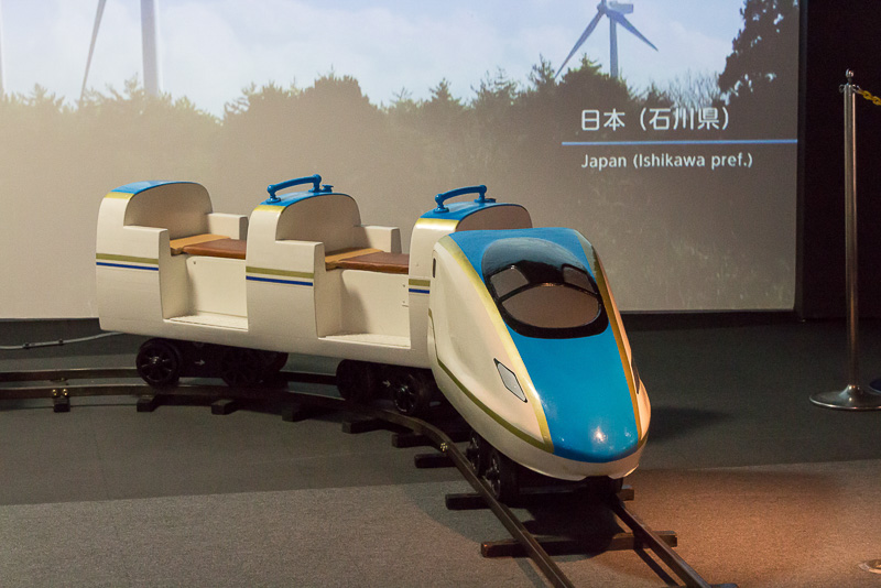 人力発電で動く、ミニ北陸新幹線。こぐ人数やペダルの回転数でスピードが変化する