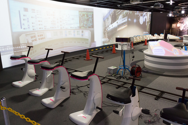 人力発電で動く、ミニ北陸新幹線。こぐ人数やペダルの回転数でスピードが変化する