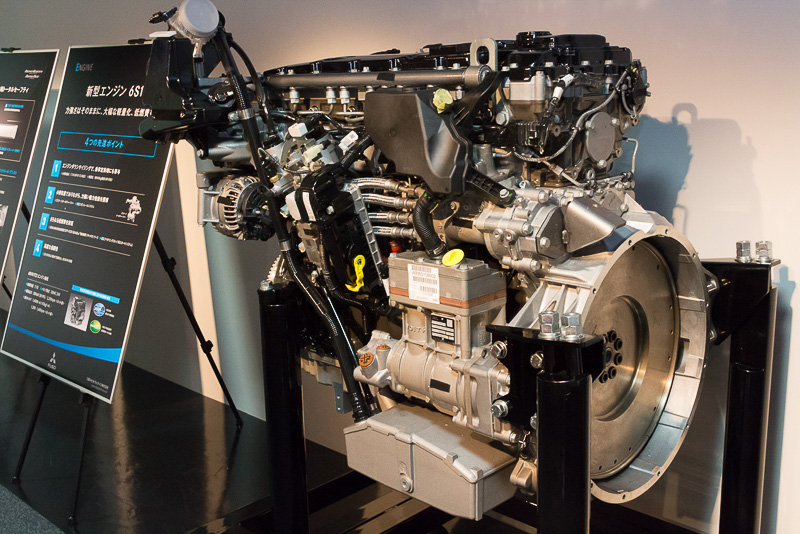 大型観光バスに搭載されているエンジン「6S10」。従来のエンジンより500kg以上の軽量化に成功し、燃費の向上、排出ガスの抑制を両立している